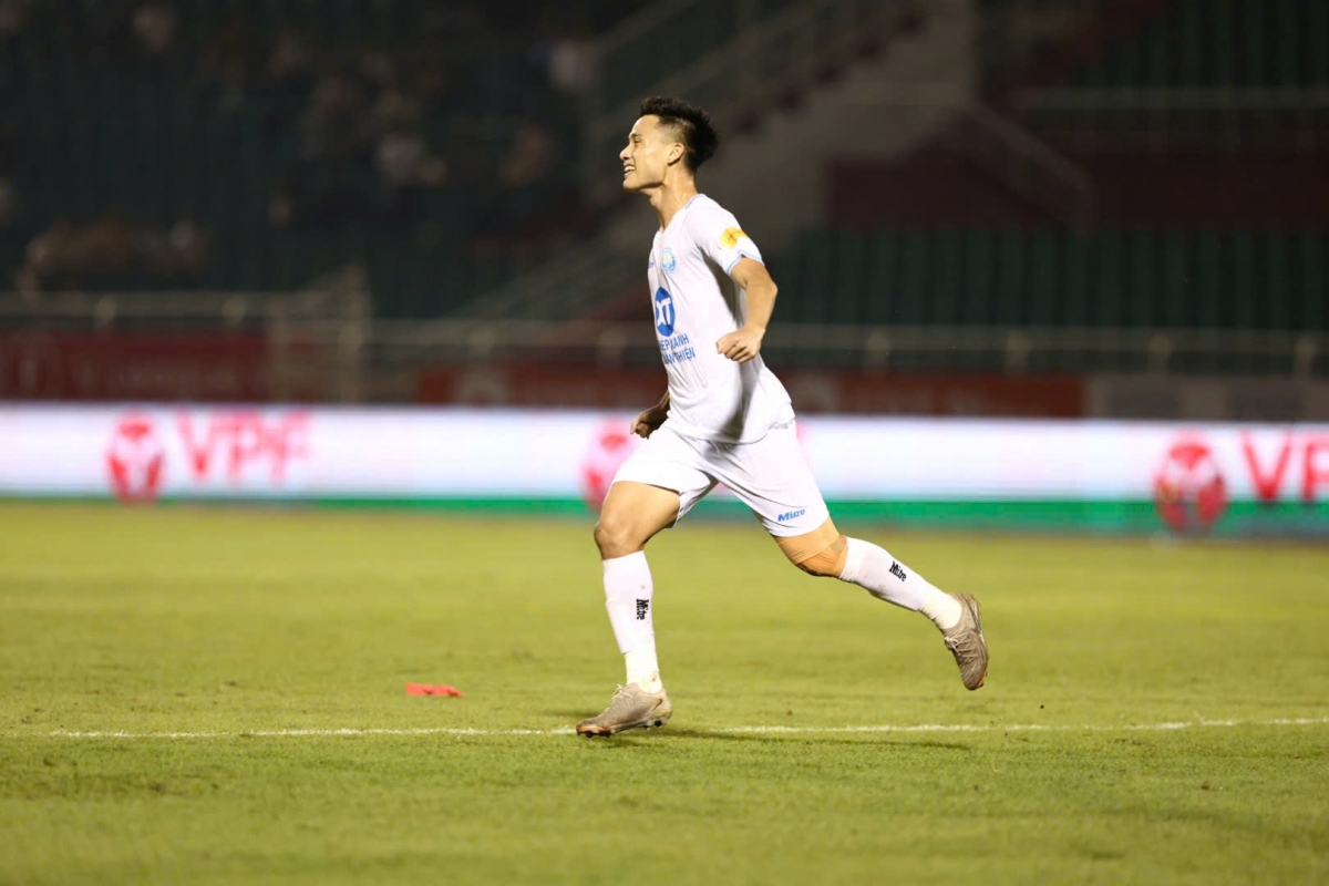 Văn Đạt ghi 2 bàn trong trận Nam Định thắng CLB TP.HCM 3-0. (Ảnh: VPF). 
