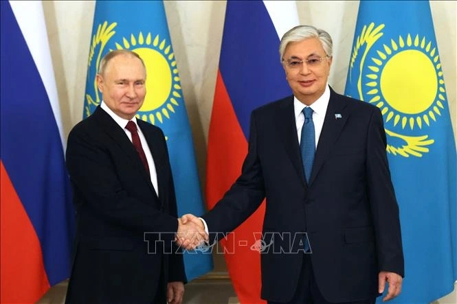 Tổng thống Nga Vladimir Putin (trái) và Tổng thống Kazakhstan Kassym-Jomart Tokayev tại cuộc gặp ở Astana, Kazakhstan, ngày 9/11/2023. Ảnh tư liệu: AFP/TTXVN