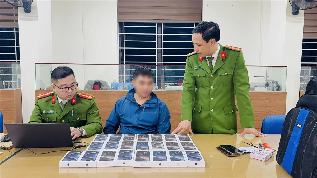 Nghi phạm (áo xanh) cùng tang vật tại cơ quan Công an