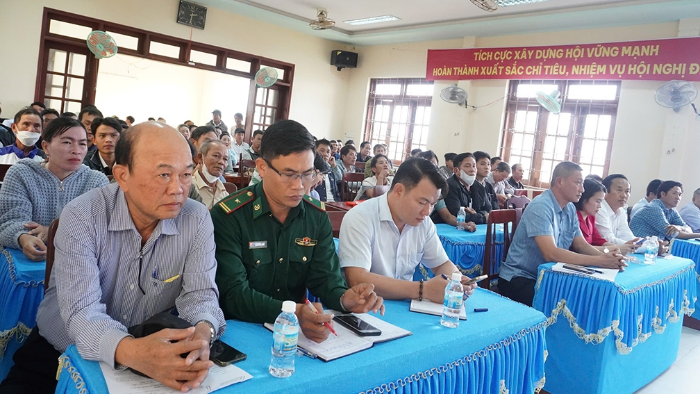 Ngư dân và cán bộ tham gia lễ khai giảng
