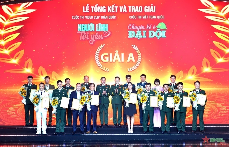 Trung tướng Trương Thiên Tô, Phó Chủ nhiệm Tổng cục chính trị QĐND Việt Nam và Trung tướng Phạm Trường Sơn, Phó Tổng tham mưu trưởng QĐND Việt Nam trao giải A cho các tác giả, nhóm tác giả. Ảnh: Quân đội nhân dân