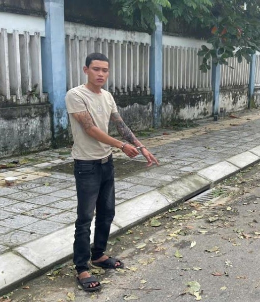 Nguyễn Mạnh Tài thực nghiệm lại hiện trường gây án.