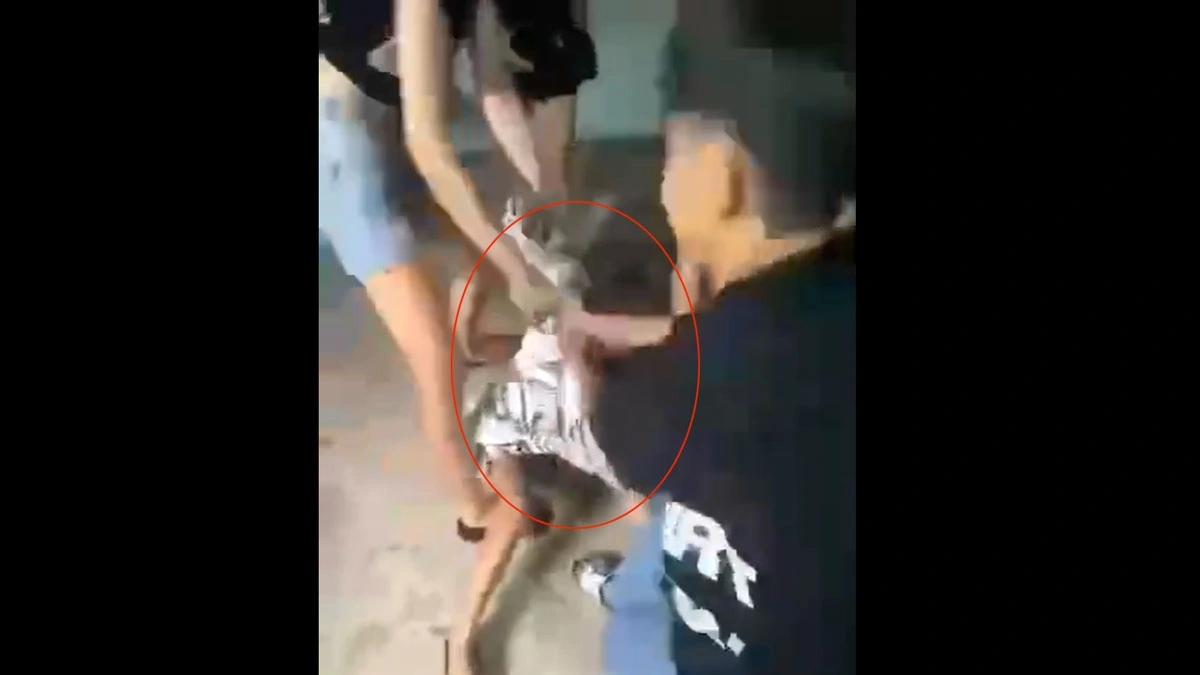 Nhóm này lôi kéo, đánh đập dã man V. (ảnh cắt từ video)