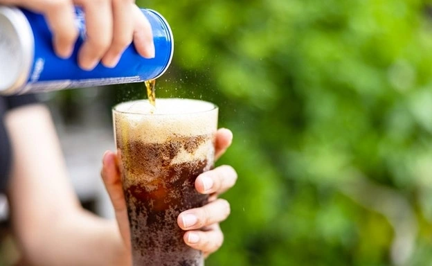 Không nên uống đồ uống có ga vào bữa sáng. Ảnh: Istock