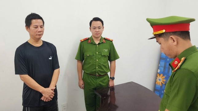 Công an thực hiện lệnh khởi tố đối với Huỳnh Đức Hải.