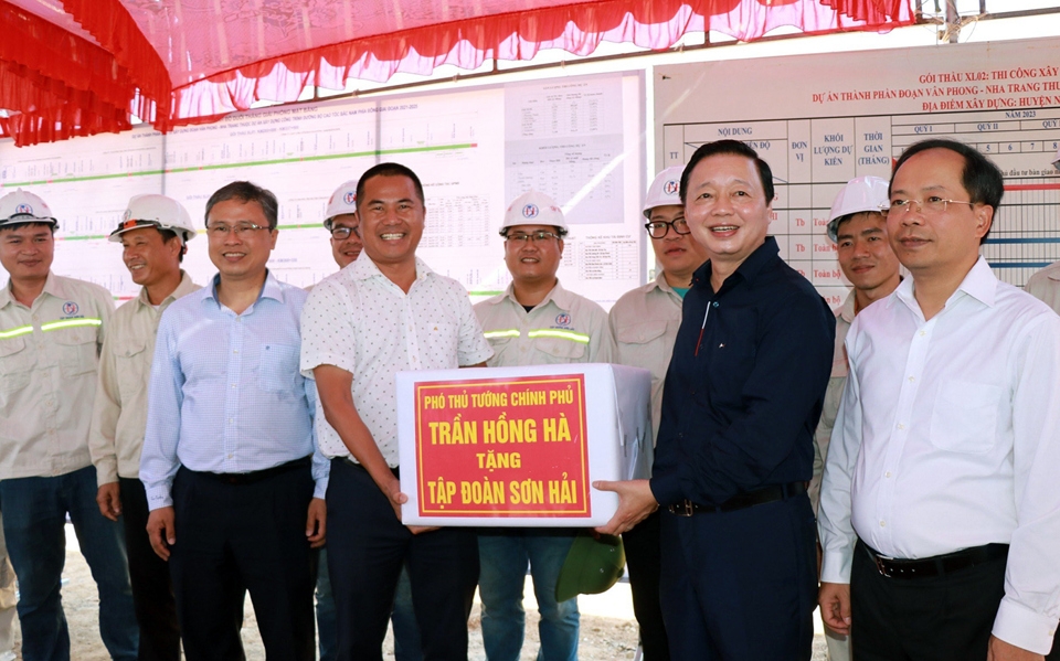 Phó Thủ tướng Trần Hồng Hà (áo xanh đậm) động viên đơn vị thi công cao tốc Vân Phong - Nha Trang
