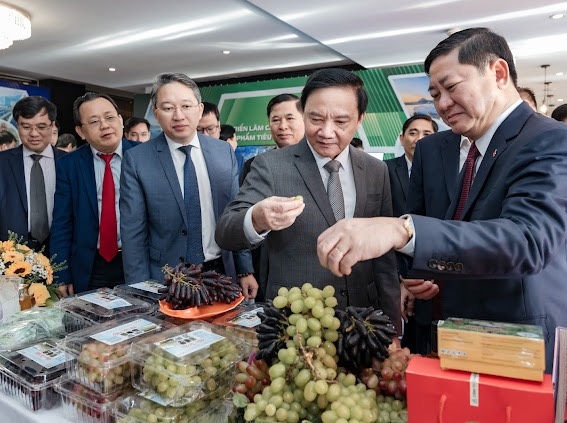 Ông Trần Quốc Nam, Chủ tịch UBND tỉnh Ninh Thuận (thứ nhất từ phải sang) giới thiệu nông sản tỉnh Ninh Thuận với ông Nguyễn Khắc Định, Phó Chủ tịch Quốc hội (thứ hai từ phải sang)