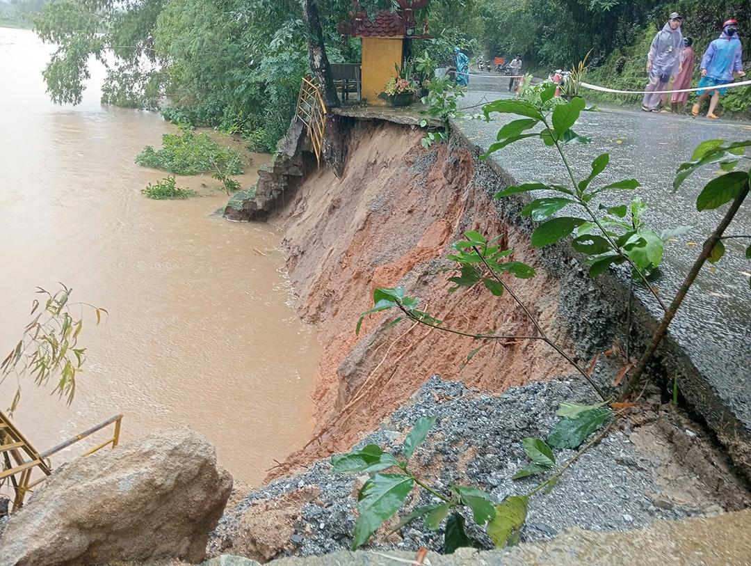 Nước dâng cao gây xói sâu, khoét hàm ếch vào ta luy đường ĐT624B, đoạn Dinh Bà, qua xã Hành Thiện và Hành Thịnh