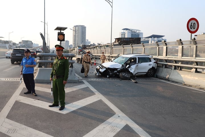 Nhận được tin báo, lực lượng công chức năng có mặt bảo vệ hiện trường, giải quyết vụ tai nạn. Hiện vụ va chạm chưa rõ nguyên nhân.