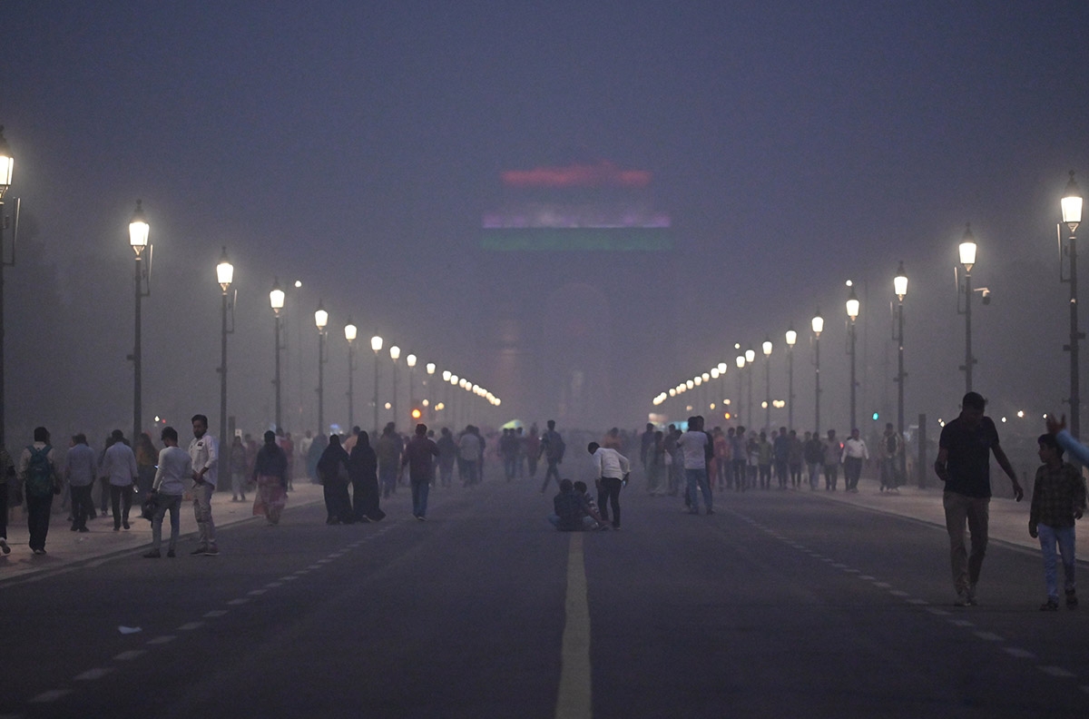 Đại lộ Kartavya Path và khu India Gate ở trung tâm thủ đô New Delhi, Ấn Độ bị bao phủ bởi lớp sương mù dày đặc do khói bụi vào tối ngày 17/11