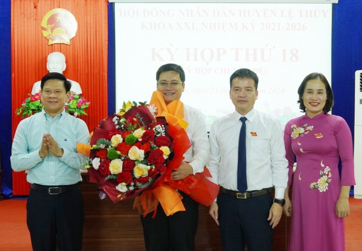 Ông Nguyễn Đình Hòa (người cầm hoa) được bầu làm Chủ tịch UBND huyện Lệ Thủy