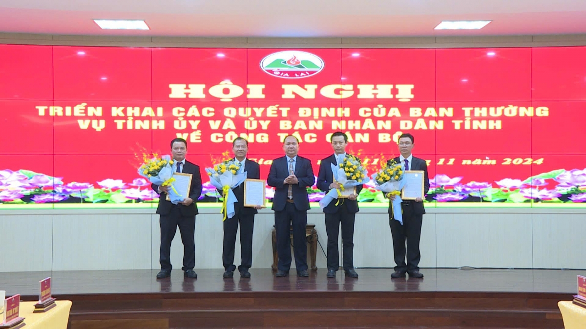 Ông Rah Lan Chung (chính giữa) - Chủ tịch UBND tỉnh Gia Lai trao các quyết định điều động, bổ nhiệm nhân sự.