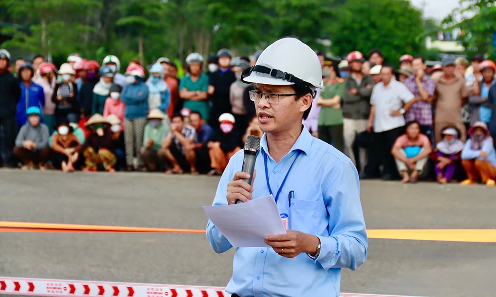 Ông Ung Đình Hiền, Phó Chủ tịch UBND huyện Bình Sơn đọc quyết định cưỡng chế