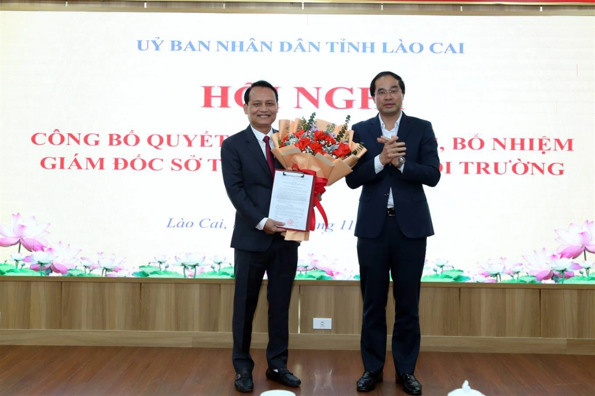 Ông Vũ Lân nhận Quyết định điều động, bổ nhiệm từ Chủ tịch UBND tỉnh Lào Cai. (Ảnh: Vũ Linh)