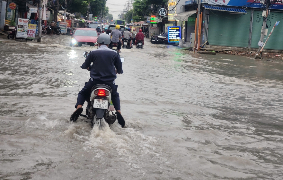 Mực nước dâng cao tại đường Phạm Hữu Lầu (Quận 7) khiến một số xe bị chết máy khi đang di chuyển qua khi vực ngập nước.