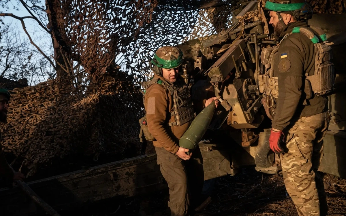Vệ binh Ukraine nạp đạn pháo. Ảnh: Nytimes.
