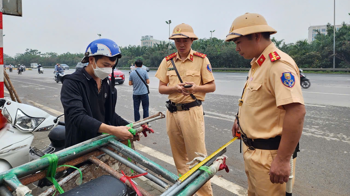 Nhiều người dân tưởng nhầm xe máy được được phép đi vào cao tốc như đợt mưa lũ do bão số 3 vừa qua