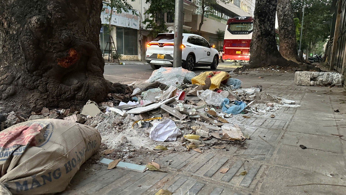 Thời gian gần đây, trên một số tuyến phố ở Hà Nội thường xuyên xuất hiện tình trạng đổ trộm phế thải xây dựng như phố Trần Thánh Tông, đường Nguyễn Khoái, Trần Khát Chân...