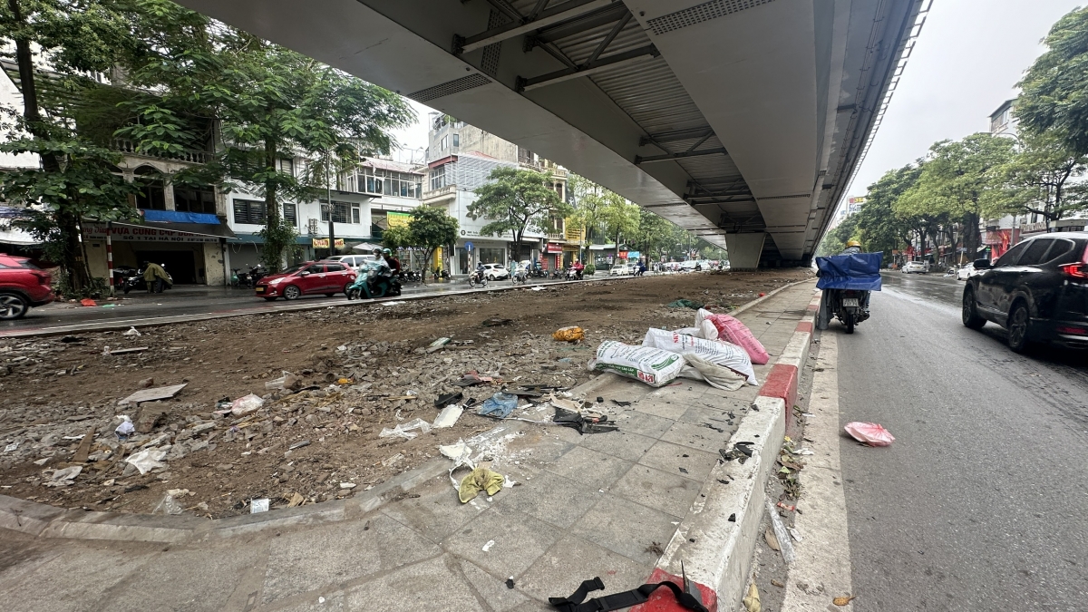 Chân cầu vượt cũng là điểm vứt trộm rác phế thải.