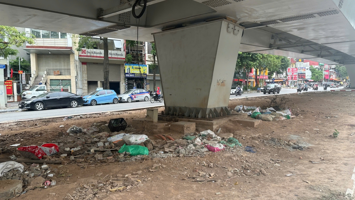 Cho dù có nhân viên trực nhưng phế thải lại được đem đến vứt vào ban đêm.