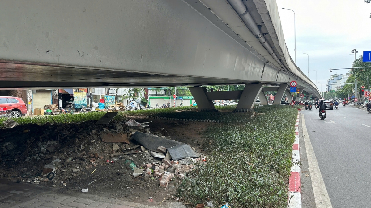 Tại chân gầm cầu vượt Đại Cồ Việt - Trần Khát Chân cũng diễn ra tình trạng tương tự.