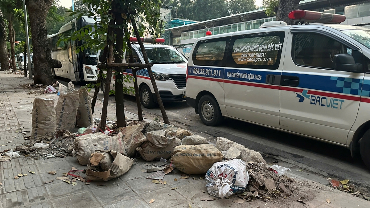 Theo người dân nạn đổ trộm phế thải tại vỉa hè tuyến phố Trần Thánh Tông thường xuyên diễn ra. Rác phế thải, rác sinh hoạt chất đống kéo dài lưu cữu hàng tuần mới được vận chuyển. Rồi người qua lại tranh thủ "tè bậy" ngay trên vỉa hè khiến cả đoạn phố luôn bốc mùi. Khi những đống phế thải được vận chuyển đi chỉ ít hôm lại có người mang rác thải đến đổ. "Vì không có người giám sát, trông nom bảo vệ nên nơi đây thường xuyên bị đổ trộm phế thải. Nếu như chính quyền không xử phạt nghiêm thì nạn đổ rác ra đường phố ở đây không biết bao giờ mới chấm dứt".