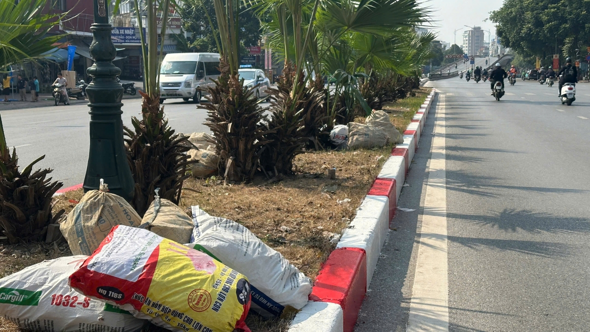 Ông Quách Tuấn ở đê Trần Khát Chân cho biết, những bao phế thải xây dựng vứt ra đây phải mất vài ngày có khí cả tuần mới được công nhân vận chuyển đi nên đường phố trông rất nhếch nhác.