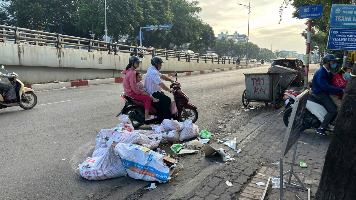 Trên tuyến phố Trần Khát Chân dù luôn đông người qua lại cũng không tránh khỏi tình trạng xe ba bánh đổ rác phế thải trộm ngay giữa ban ngày.