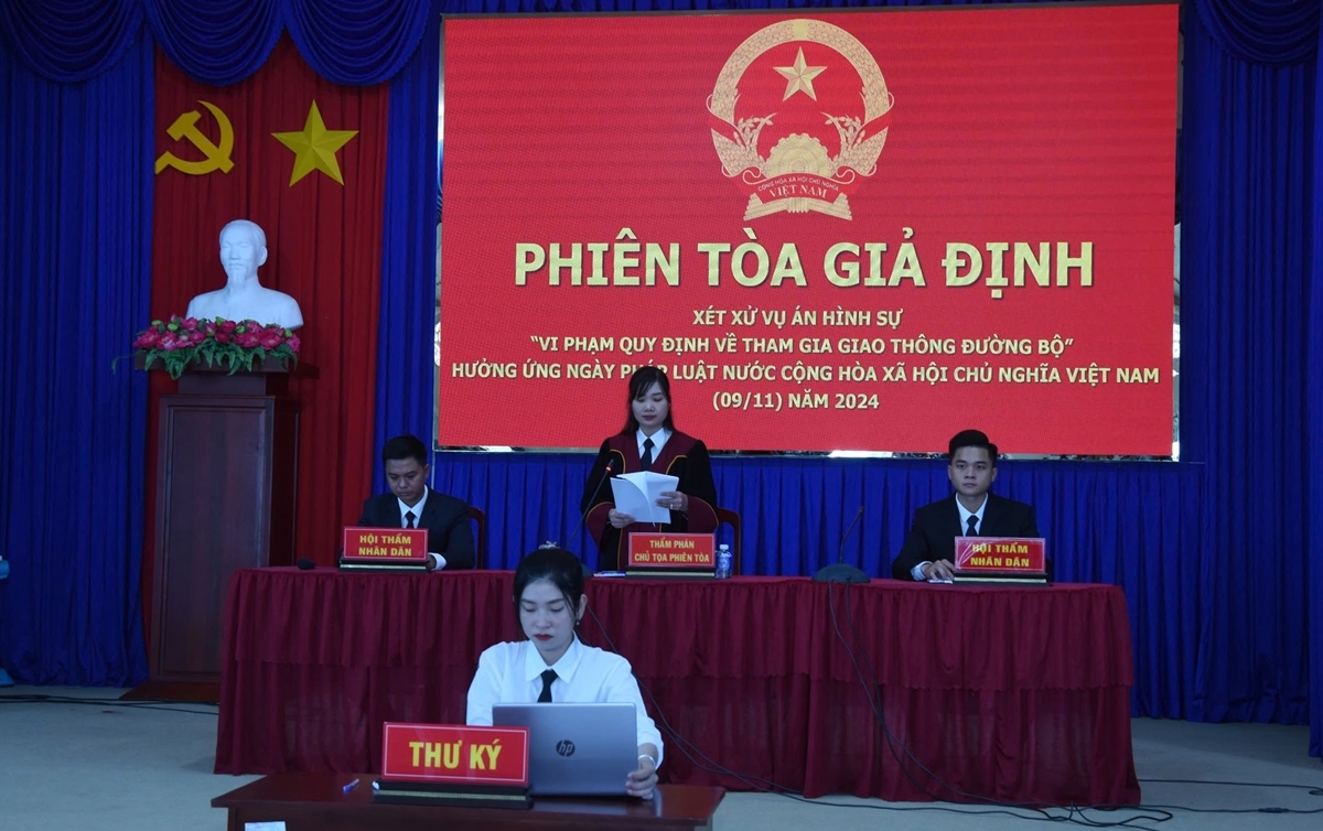 Phiên tòa giả định đưa ra xét xử vụ án hình sự “Vi phạm quy định về tham gia giao thông đường bộ” được diễn ra với đầy đủ thành phần, trình tự và thủ tục theo quy định của Bộ luật Tố tụng Hình sự. Ảnh: N.Khang