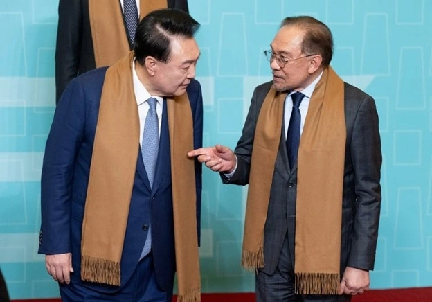 Tổng thống Hàn Quốc Yoon Suk Yeol (trái) và Thủ tướng Malaysia Anwar Ibrahim (phải) tại Diễn đàn Hợp tác kinh tế châu Á-Thái Bình Dương (APEC) tại Lima, Peru. -Ảnh: AFP