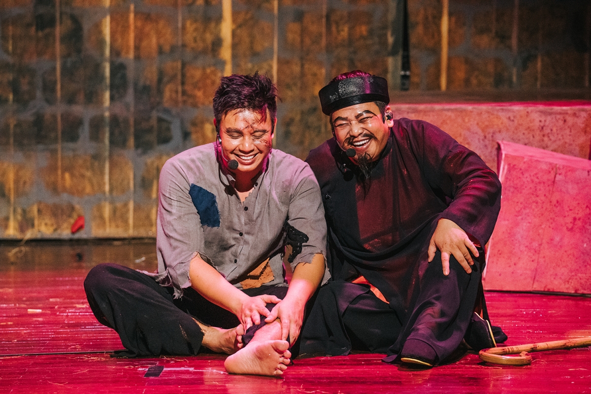 Đông Hùng biến hoá khi thủ vai Chí Phèo trên sân khấu nhạc kịch broadway