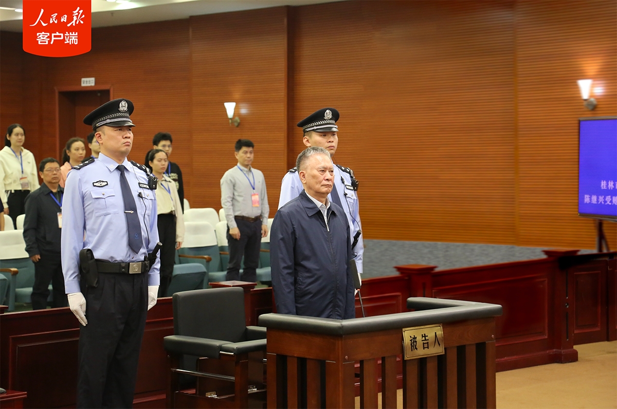 Cựu Phó Chủ nhiệm Ủy ban Thường vụ Nhân đại tỉnh Quảng Đông Trần Kế Hưng tại tòa. Ảnh: Nhân Dân nhật báo