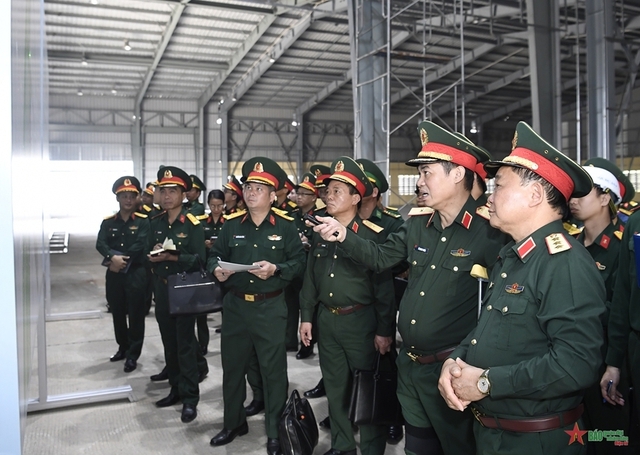 Đoàn công tác kiểm tra khu vực trưng bày trong nhà. (Ảnh: Tuấn Huy/qdnd.vn)