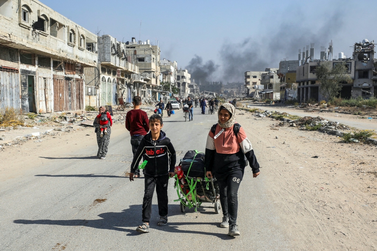 Người dân Palestine rời khỏi nơi ở sau cuộc tấn công của Israel vào Dải Gaza hôm 12/11. Nguồn: Reuters