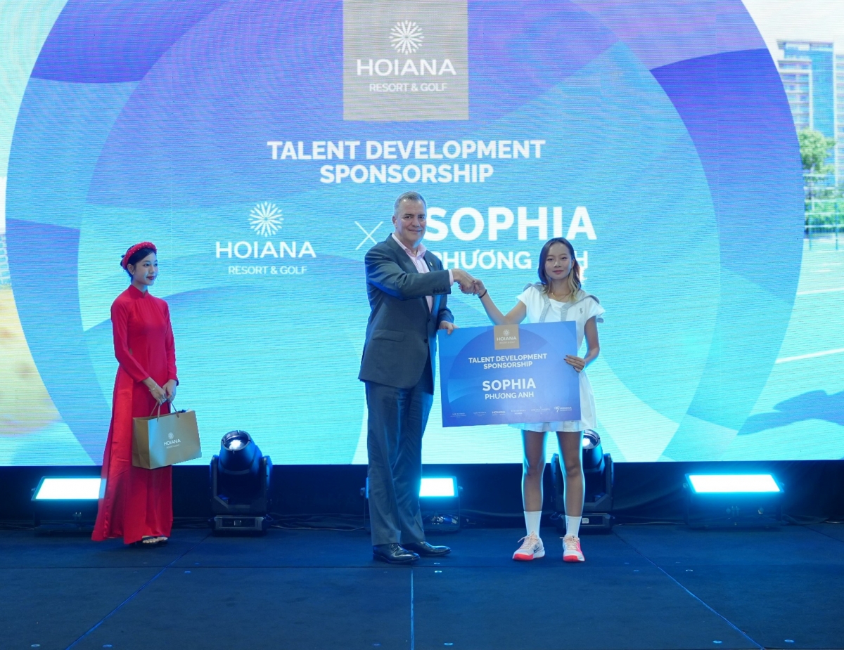 Hoiana Resort &amp; Golf ký kết hợp tác phát triển tài năng trẻ với vận động viên pickleball Sophia Phương Anh