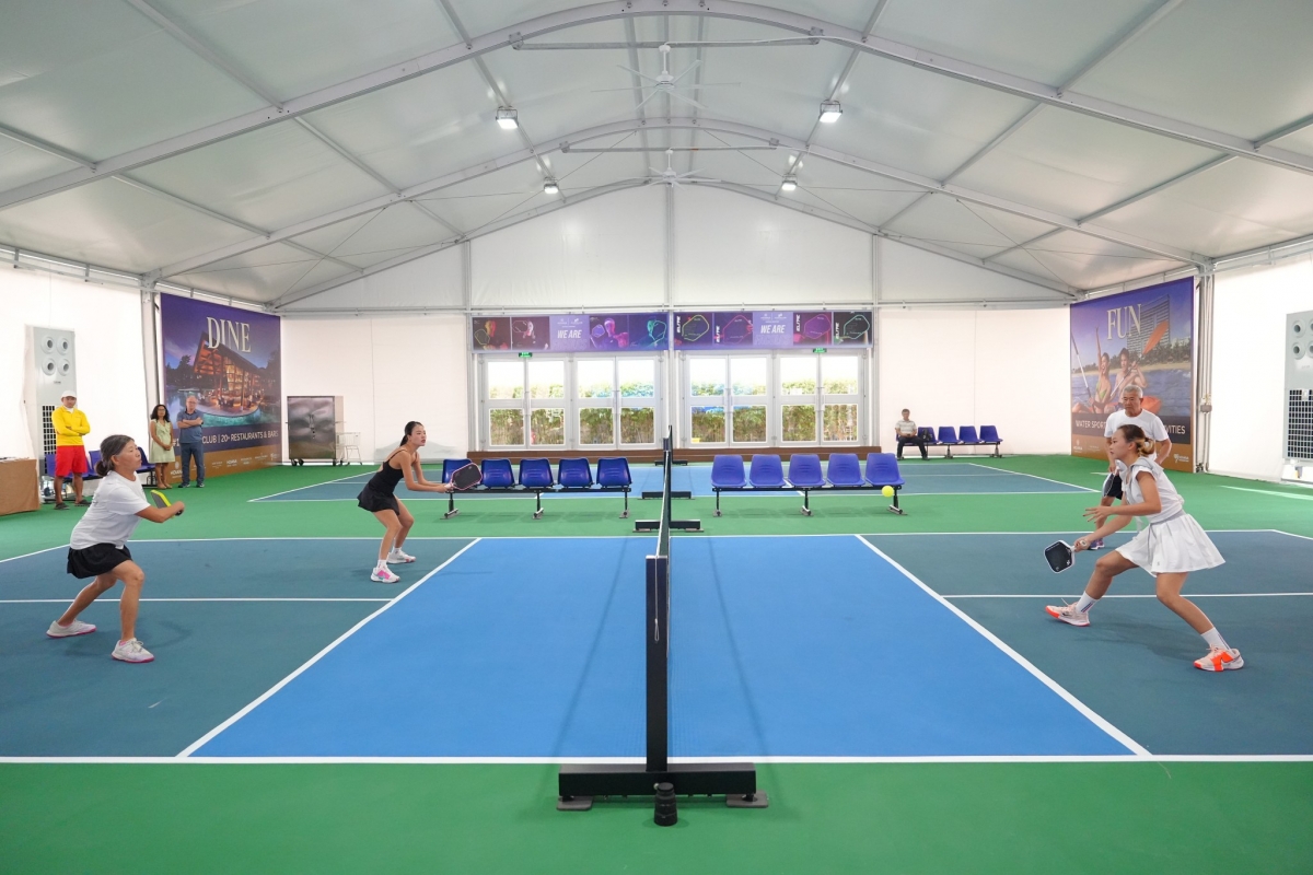 Du khách tham gia thi đấu, trải nghiệm tại sân Hoiana Pickleball Court mới được khai trương