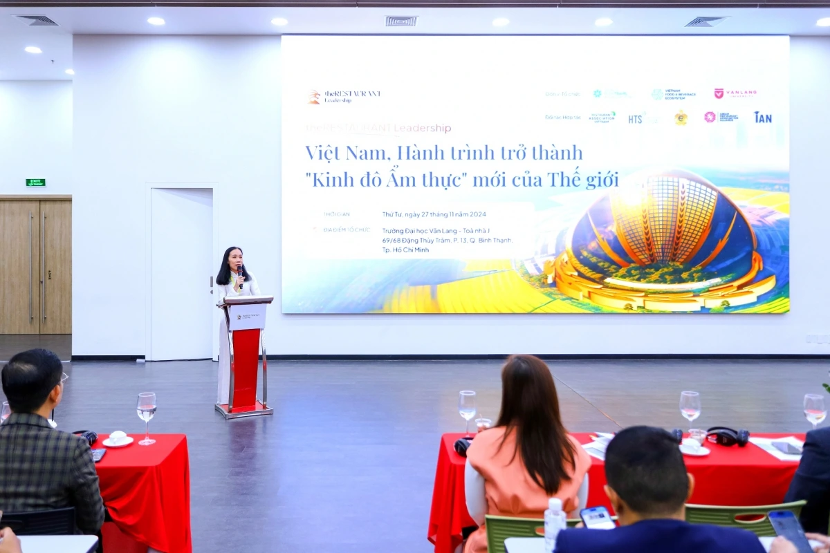 PGS.TS Trần Thị Mỹ Diệu, Hiệu trưởng Trường Đại học Văn Lang phát biểu. Ảnh: Khanh Nguyễn
