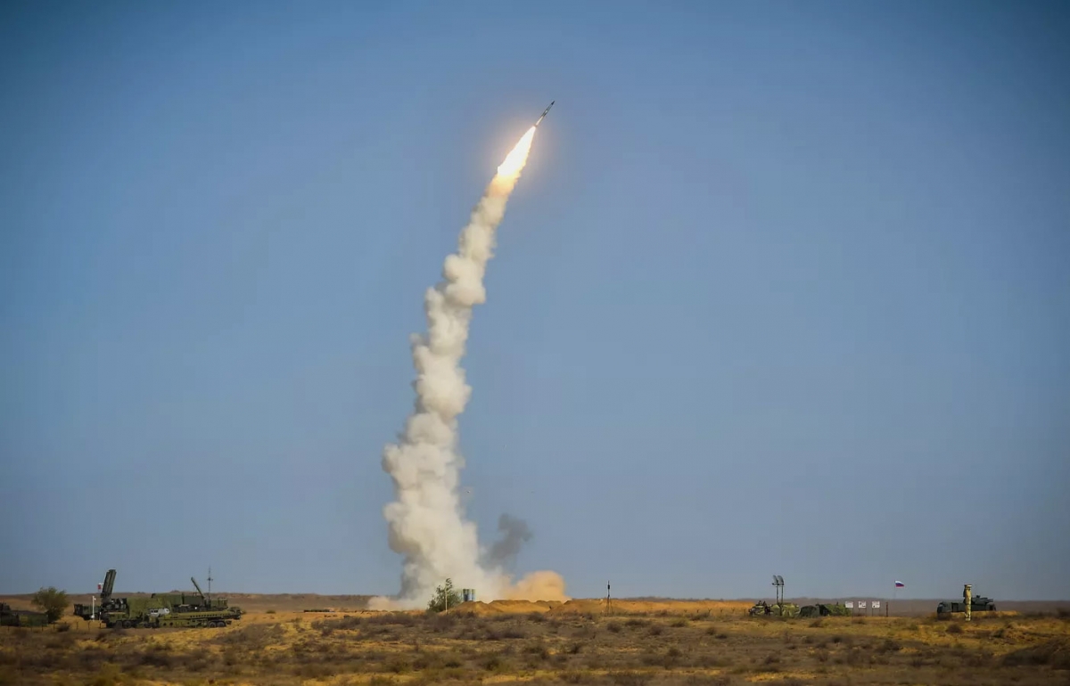 Hệ thống phòng không S-400 của Nga khai hỏa trong một cuộc tập trận. Ảnh: Sputnik