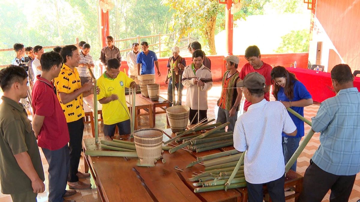 Bù Đăng có cộng đồng người M'nông và X'tiêng sinh sống đông và có những nét văn hóa, lễ hội đặc sắc như nghề thủ công truyền thống, kỹ thuật chế biến rượu cần, nghề dệt thổ cẩm của người M'nông; nghề đan gùi và nghề dệt thổ cẩm của người S'tiêng… Thời gian qua cũng đã trở thành điểm đến cho du khách các nơi tham quan, trải nghiệm.