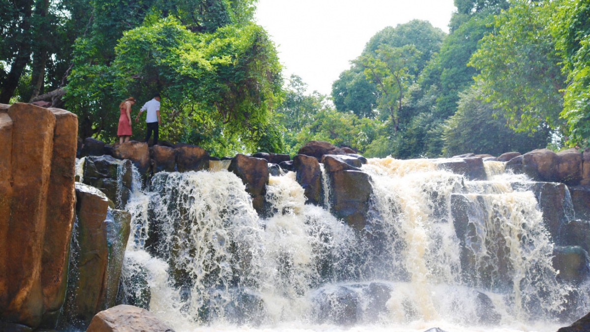 Được biết, Bù Đăng có nhiều điểm du lịch sinh thái, du lịch văn hóa như sóc Bom Bo, thác Đứng, thác Voi, Thác Pan Toong, Trảng cỏ Bù Lạch… 