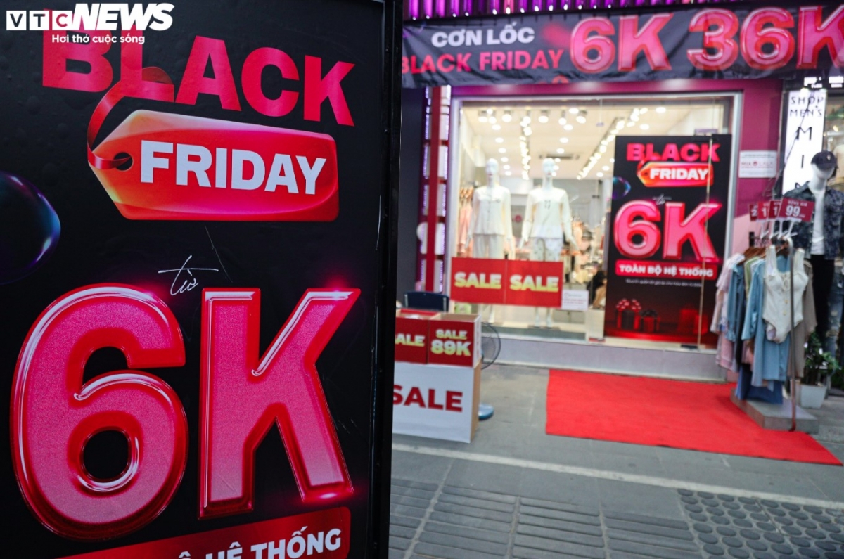 Many stores in Hanoi downtown are offering discounts specifically for the occasion that marks the start of the Christmas shopping season.