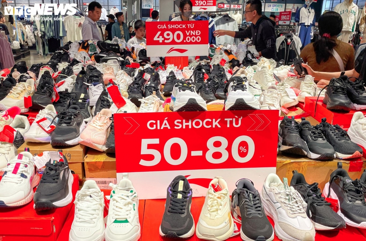 There are discounts on sportswear brands such as Nike, Adidas, and Li-Ning of between 50% to 80% over the seven-day period.