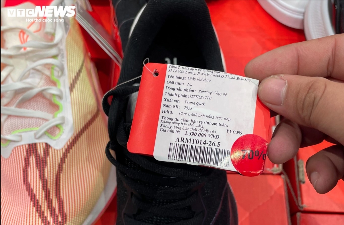 Shoes by Li-Ning are discounted up to 70%, costing few hundred thousand Vietnamese Dong.