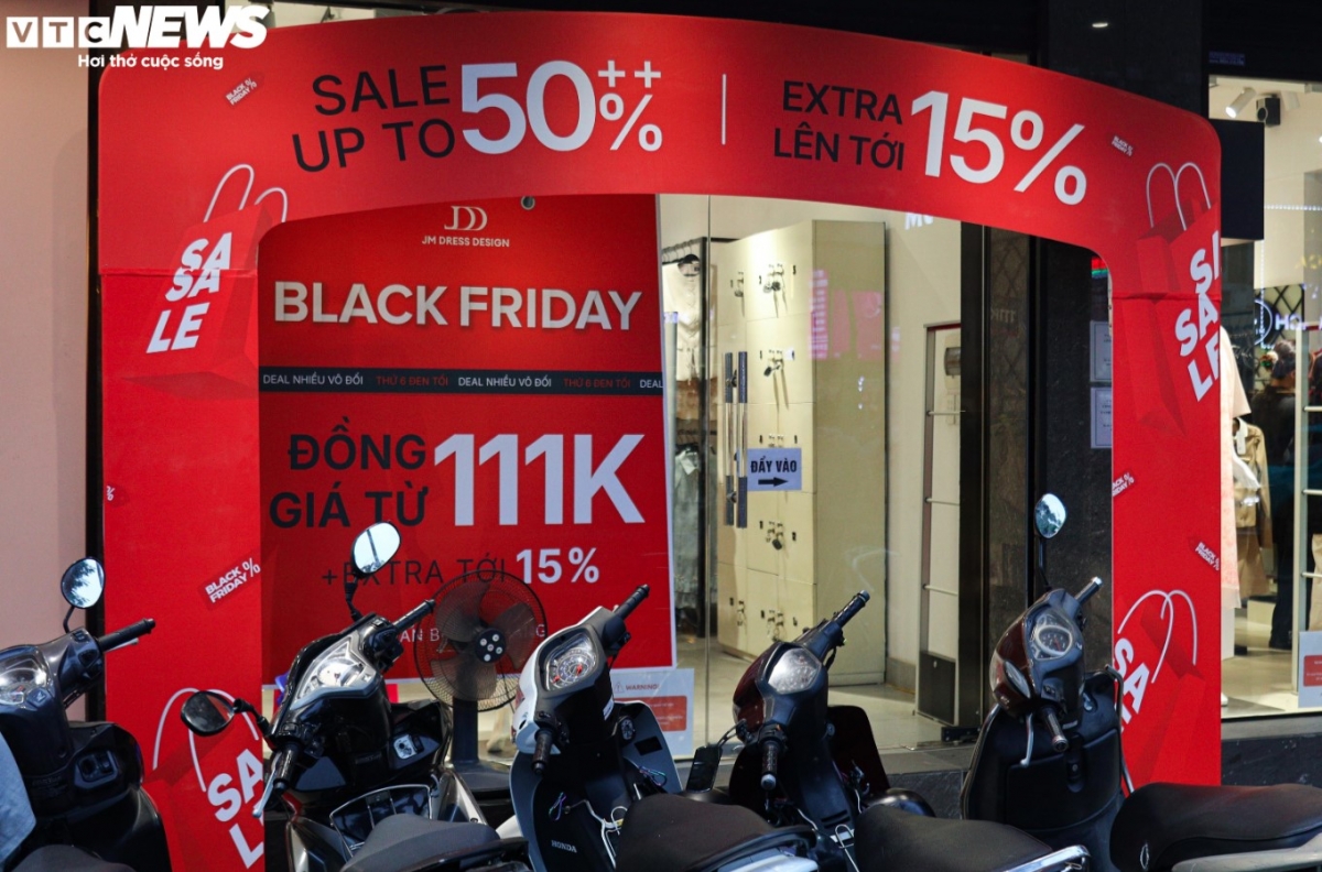Additionally, a number of fashion stores also seek to take advantage of Black Friday in order to sell old-fashioned items and clear their stock.