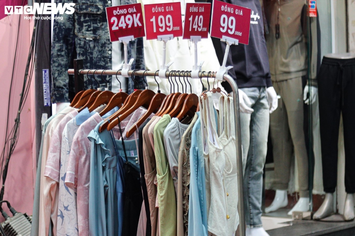 Many retailers offer the same prices of VND99,000, VND149,000, VND199,000, and VND249,000 for each item to attract customers.