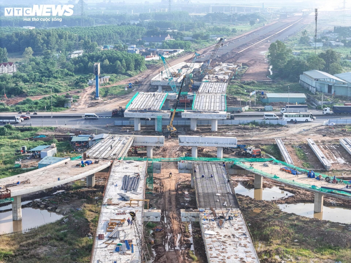 Dự án đường T1 - T2 nối sân bay Long Thành được khởi công tháng 7/2023, với tổng kinh phí đầu tư hơn 2.630 tỷ đồng và dự kiến hoàn thành tháng 12/2025.