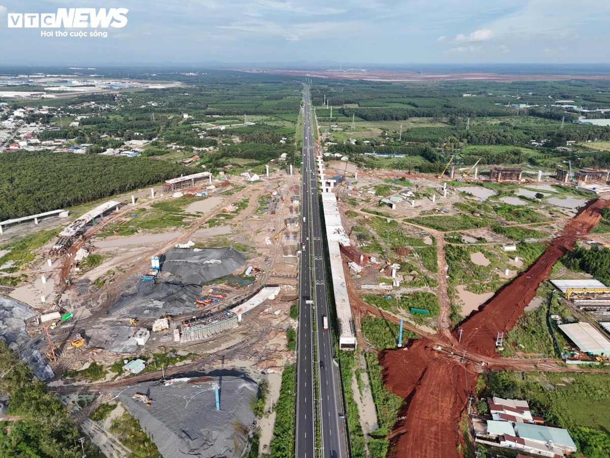 Tuyến đường T2 dài 3,5 km, gồm 4 làn xe cũng đang được triển khai nhanh chóng. Điểm đầu tuyến nối với cao tốc TP.HCM - Long Thành - Dầu Giây, điểm cuối nối vào nút giao với đường T1.