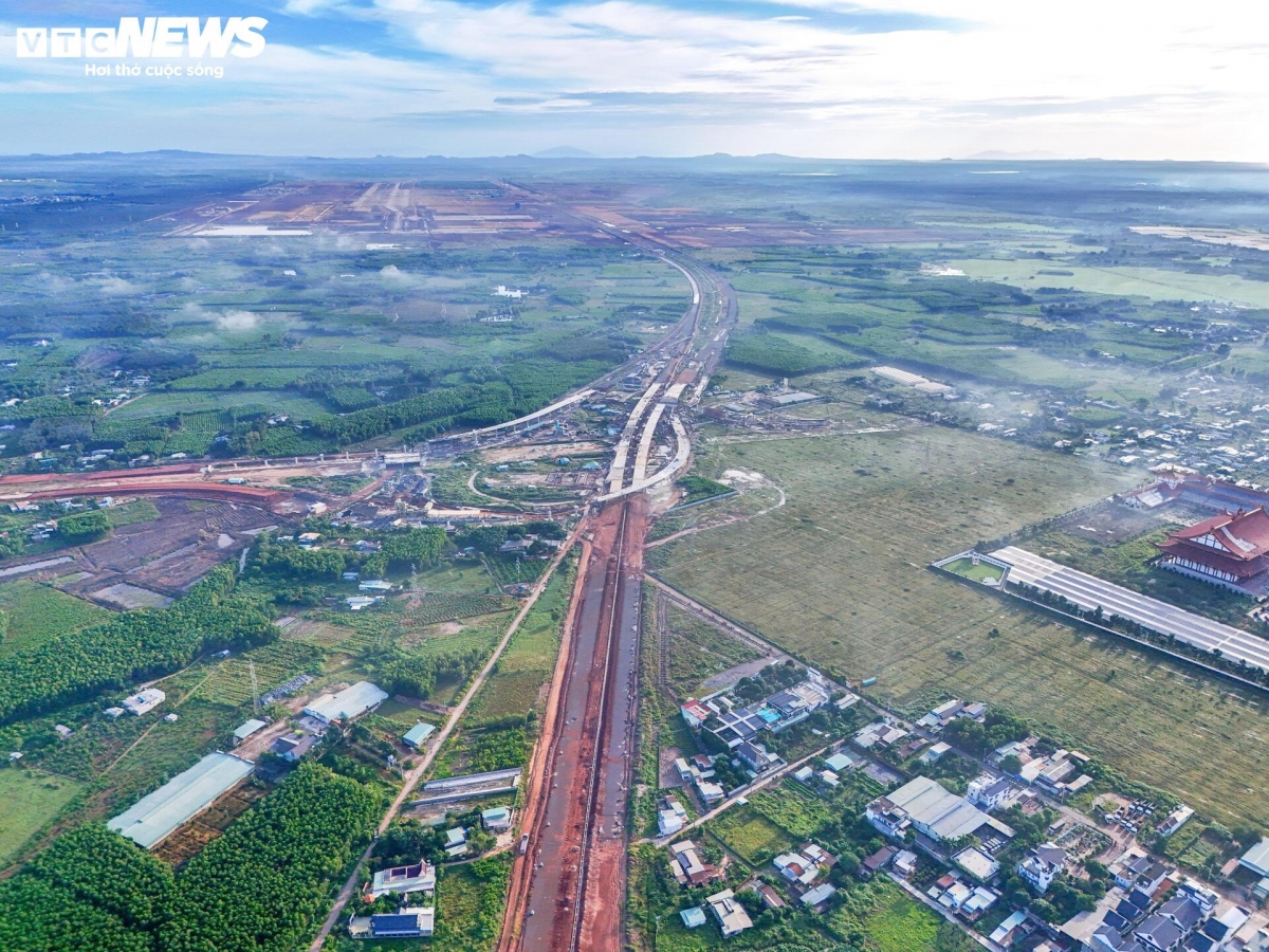 Đại liên doanh nhà thầu cho biết, dự kiến hoàn thành tuyến số 1 vào tháng 11/2025, trong đó thi công nút giao tuyến này và cao tốc Biên Hòa - Vũng Tàu hoàn thành trong 8/2025. Còn tiến độ thi công nút giao tuyến số 2 và cao tốc TP.HCM - Long Thành - Dầu Giây sẽ hoàn thành trong tháng 10/2025. Đồng thời, đơn vị dự kiến hoàn thiện công trình, bàn giao đưa vào sử dụng trong tháng 12/2025.