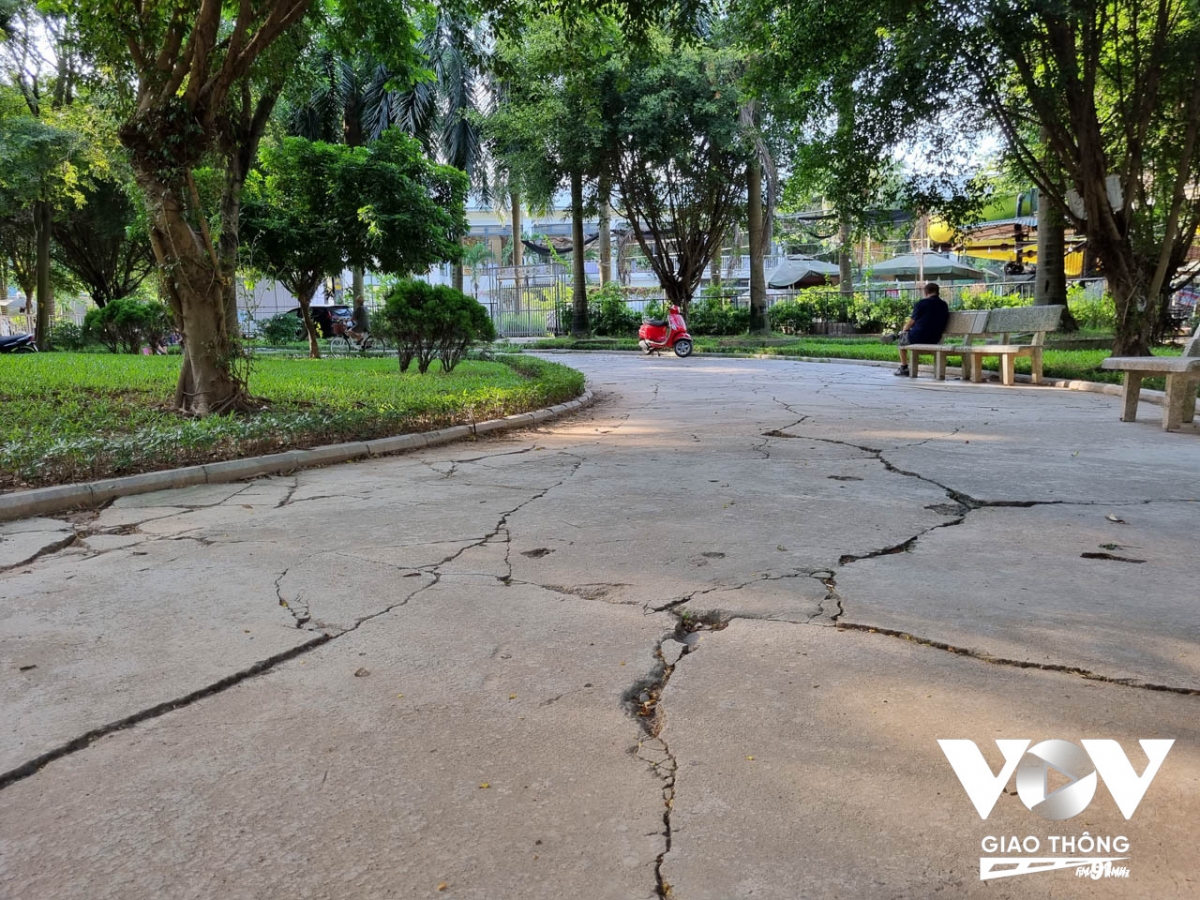 Kế hoạch cải tạo, nâng cấp và xây mới công viên, vườn hoa đã được Thành phố ban hành. Chính quyền cần cùng chung tay tháo gỡ khó khăn với chủ đầu tư để triển khai đúng tiến độ (Ảnh - Minh Hiếu)