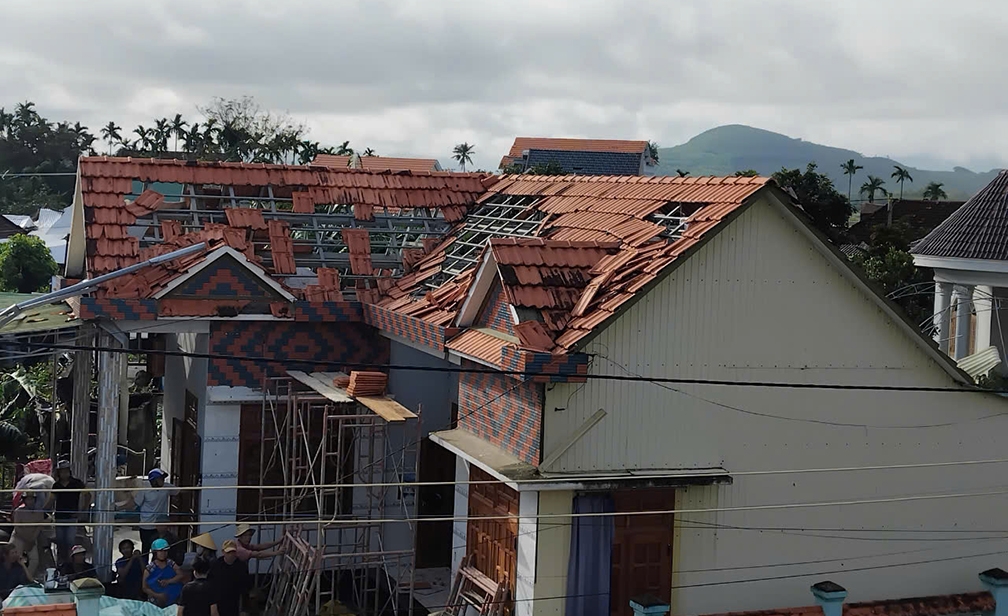 Mái nhà bị lốc xoáy bay ngói